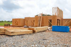 casa-costruita-legno-con-travi